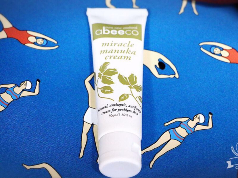 今天给大家推荐个能创造奇迹的东西哦
哈哈哈 她的名字就是abeeco家的奇迹霜啦
全名叫麦卡卢奇迹霜
因为加入了麦卡卢蜂蜜
所以质地很厚重
淡淡的黄色
质感很棒 涂开了之后能看出来有油光
和蜂毒面霜一样是一种淡淡的很清新的香味，
唯一的差别就是这个的蜂蜜的味道相比之前要更香一点
是花蜜的那种香气
吸收起来力度很强且对肌肤非常又非常的柔软温和
和肌肤美妙的贴合度也是她最吸引我的地方
不是生生硬硬的黏在肌肤上的
与肌肤接触的感觉
而是合肌肤亲密地融合在一起的感觉
而且abeeco家是老牌的新西兰化妆品牌
不用担心质量问题什么的啦
价格也不贵很适合学生党使用 喜欢可以买回去试试。
