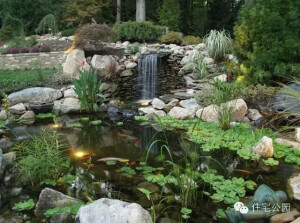 《山居秋暝》作者为唐朝文学家王维
　　空山新雨后，天气晚来秋。
　　明月松间照，清泉石上流。
　　竹喧归浣女，莲动下渔舟。
　　随意春芳歇，王孙自可留。