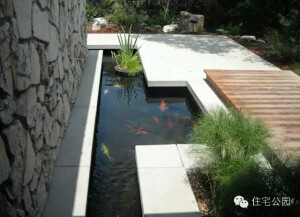 《山居秋暝》作者为唐朝文学家王维
　　空山新雨后，天气晚来秋。
　　明月松间照，清泉石上流。
　　竹喧归浣女，莲动下渔舟。
　　随意春芳歇，王孙自可留。