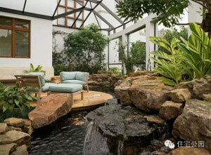 《山居秋暝》作者为唐朝文学家王维
　　空山新雨后，天气晚来秋。
　　明月松间照，清泉石上流。
　　竹喧归浣女，莲动下渔舟。
　　随意春芳歇，王孙自可留。