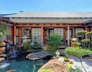 《山居秋暝》作者为唐朝文学家王维
　　空山新雨后，天气晚来秋。
　　明月松间照，清泉石上流。
　　竹喧归浣女，莲动下渔舟。
　　随意春芳歇，王孙自可留。