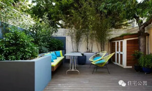 《山居秋暝》作者为唐朝文学家王维
　　空山新雨后，天气晚来秋。
　　明月松间照，清泉石上流。
　　竹喧归浣女，莲动下渔舟。
　　随意春芳歇，王孙自可留。