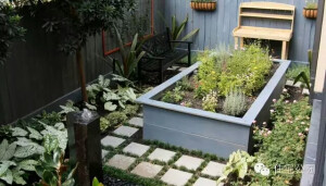 《山居秋暝》作者为唐朝文学家王维
　　空山新雨后，天气晚来秋。
　　明月松间照，清泉石上流。
　　竹喧归浣女，莲动下渔舟。
　　随意春芳歇，王孙自可留。