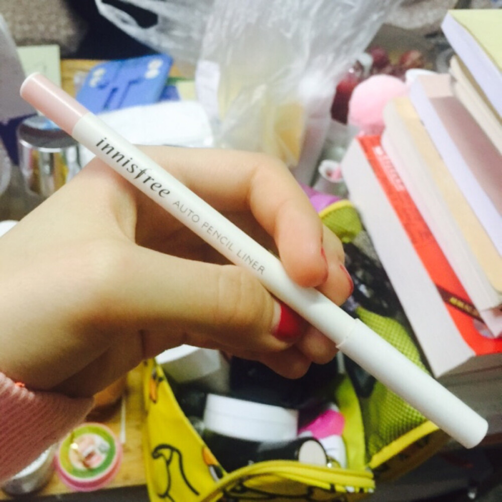 innisfree auto pencil liner pink款 有的说这个能做眼影和眼线 其实并不好上色 眼线太粗不好画 眼影又抹不开 最多画画卧蚕 但 也不好画好么！是让我比较生气的一根 当初被他的颜色骗了 这款主要还是要靠大家自己感悟