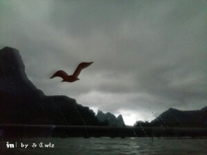 桂林阳朔的漓江，突然暴雨如注