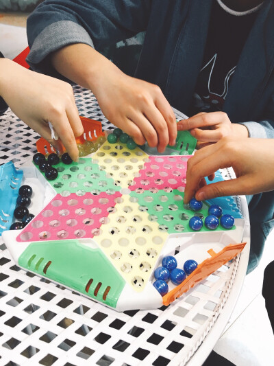 在一家名叫克拉时光的寿司店里，伴着漂亮温柔老板娘看太阳的后裔的背景声音里，四个从考试中劫后余生的吕纸玩起了“（下法）都是套路”的跳棋