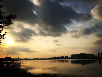 南湖，南湖，我二十岁这么好的青春时光在你身边度过