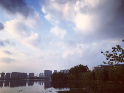 天气好的时候，蓝天映到南湖水中，湖水蓝得让我想起了海。P.S.可爱又努力的女孩儿，愿你早点和你心中最美的海相遇