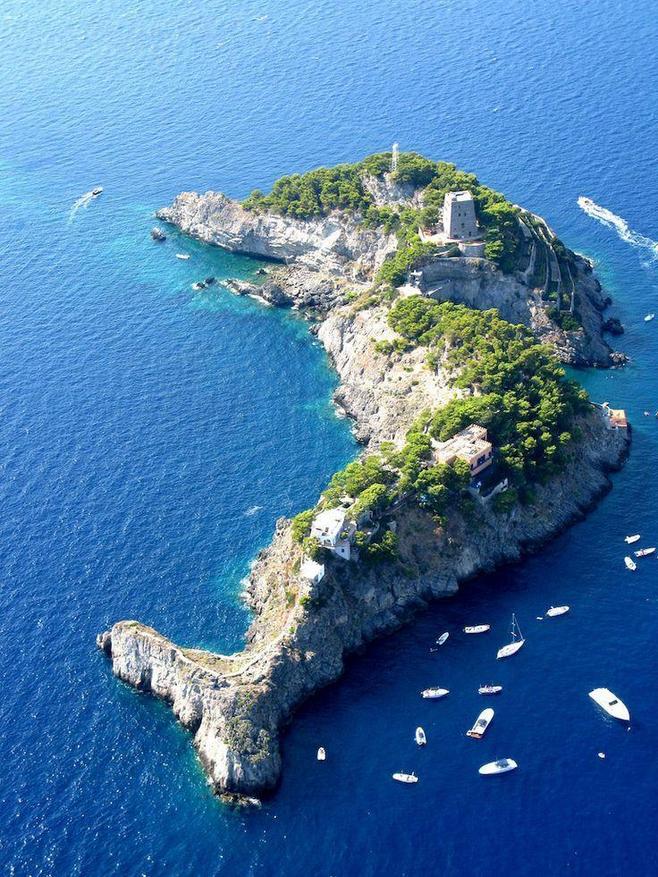 海豚岛，座落在意大利南部阿马尔菲外海如海豚形状的岛屿，介于卡布里岛和波希塔诺小镇之间，适合从事浮潜。