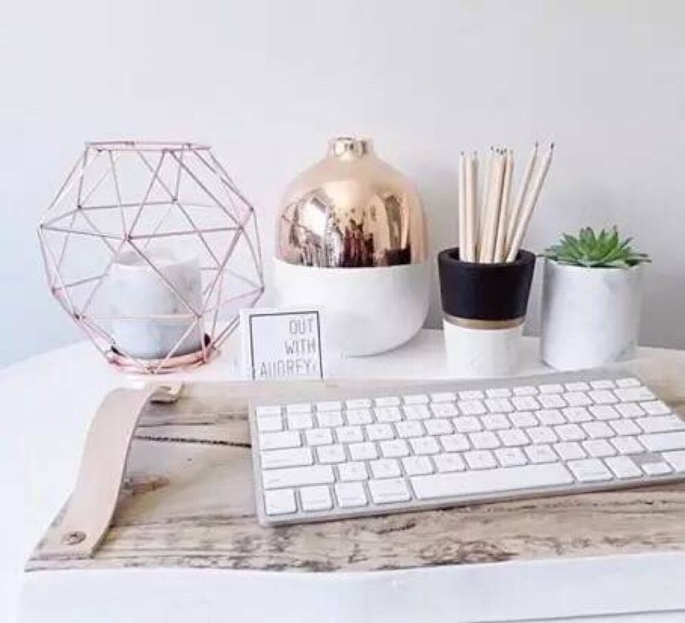 黑色调的家居空间对很多人来说是个挑战，但恰恰是红铜单品的绝配。红铜的明亮打破暗色调的压抑与沉重，使得整个空间活泼又不乏低调稳重，得体恰当的设计将红铜本身的经典与尊贵尽显无余。