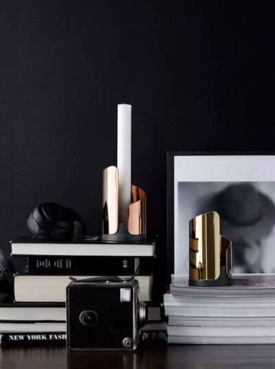 黑色调的家居空间对很多人来说是个挑战，但恰恰是红铜单品的绝配。红铜的明亮打破暗色调的压抑与沉重，使得整个空间活泼又不乏低调稳重，得体恰当的设计将红铜本身的经典与尊贵尽显无余。