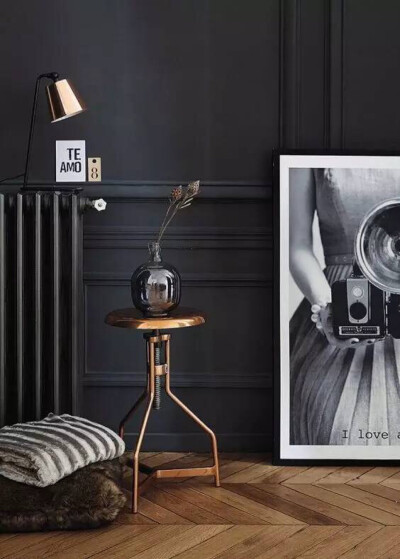 黑色调的家居空间对很多人来说是个挑战，但恰恰是红铜单品的绝配。红铜的明亮打破暗色调的压抑与沉重，使得整个空间活泼又不乏低调稳重，得体恰当的设计将红铜本身的经典与尊贵尽显无余。