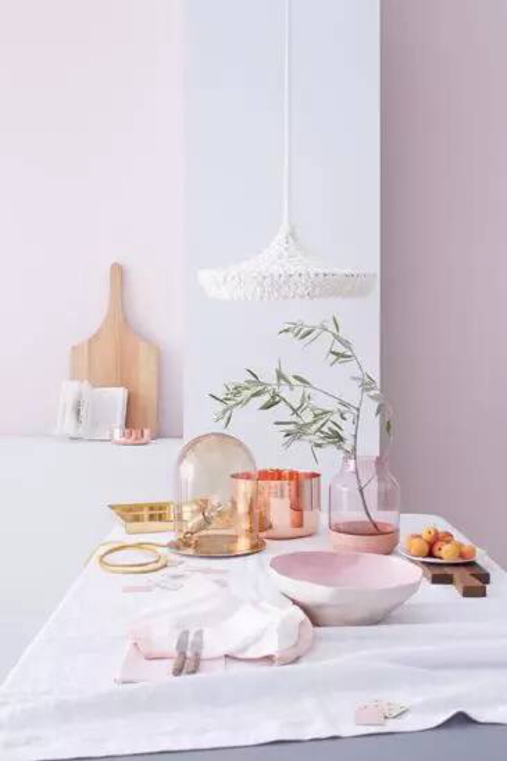 有些人尤其女生，喜欢粉色却担心会显得娇媚俗气，红铜单品的加入，使得粉色脱离了幼稚，反而有种优雅的高级感。