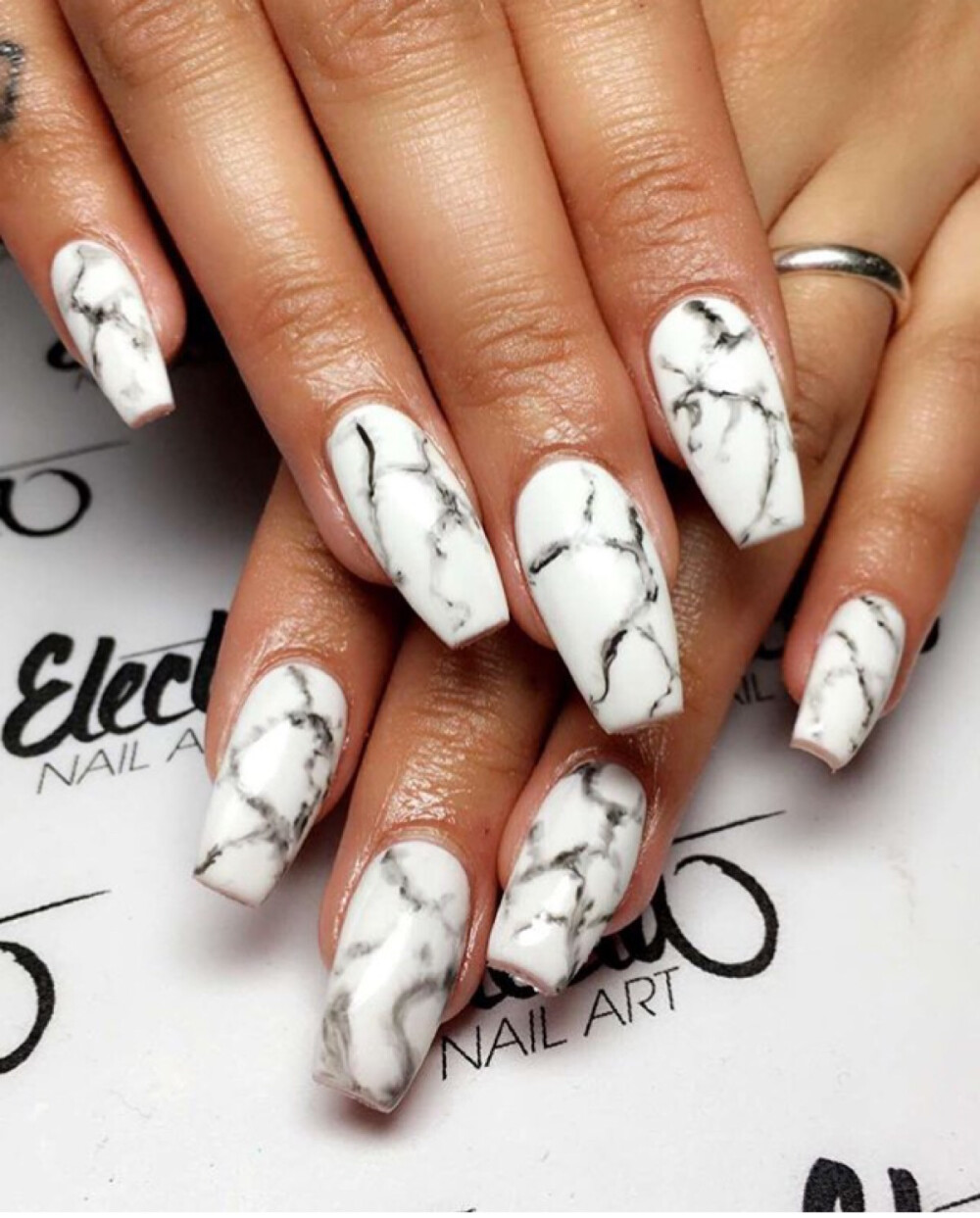 黑白大理石花纹美甲look