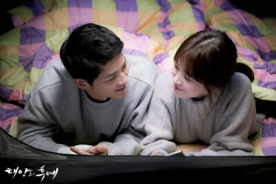 태양의 후예가 8주간의 대장정에 마침표를 찍었습니다^^ 시청자 여러분들이 보내주신 큰 사랑에 정말 감사드립니다.   마지막으로
태후 미공개 스틸들을 풀어보도록 하겠습니다!