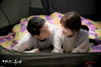 태양의 후예가 8주간의 대장정에 마침표를 찍었습니다^^ 시청자 여러분들이 보내주신 큰 사랑에 정말 감사드립니다.   마지막으로
태후 미공개 스틸들을 풀어보도록 하겠습니다!