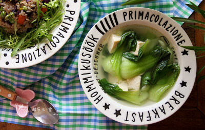 小油菜豆腐汤：用生姜做底，豆腐煎下和小油菜煮汤，神奇般的鲜美。