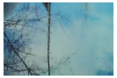 十八日，电闪雷鸣的太阳雨。雨滴滴答答下着，太阳的光柔和照耀着。看到蓝色就蹦跶蹦跶出去玩耍啦，变成孙悟空，哼哼哈嘿上天入地。到处到处都美美美极了，我就知道今天会是不可思议的一天。