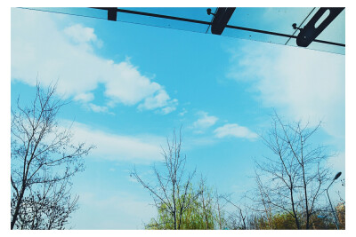 十八日，电闪雷鸣的太阳雨。雨滴滴答答下着，太阳的光柔和照耀着。看到蓝色就蹦跶蹦跶出去玩耍啦，变成孙悟空，哼哼哈嘿上天入地。到处到处都美美美极了，我就知道今天会是不可思议的一天。