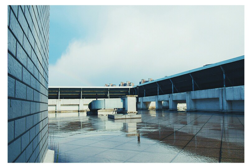 十八日，电闪雷鸣的太阳雨。雨滴滴答答下着，太阳的光柔和照耀着。看到蓝色就蹦跶蹦跶出去玩耍啦，变成孙悟空，哼哼哈嘿上天入地。到处到处都美美美极了，我就知道今天会是不可思议的一天。