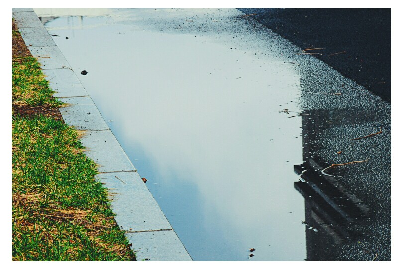 十八日，电闪雷鸣的太阳雨。雨滴滴答答下着，太阳的光柔和照耀着。看到蓝色就蹦跶蹦跶出去玩耍啦，变成孙悟空，哼哼哈嘿上天入地。到处到处都美美美极了，我就知道今天会是不可思议的一天。