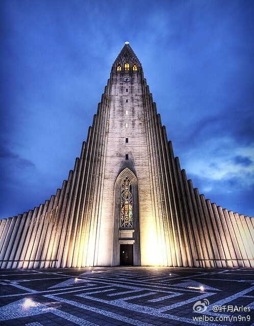 【冰岛】哈尔格林姆斯教堂
Hallgrímskirkja教堂位于冰岛首都雷克雅未克，是一座路德教堂。高74.5米，以冰岛诗人兼牧师Hallgrímur Pétursson命名，前后花了38年的时间建成。通过教堂内部的电梯可以到达顶部的观景台，在这里可以欣赏雷克雅未克的美景。
纽约建筑设计艺术家Marcos Zotes和来自各领域的专家通力合作，共同为教堂安装了一套蔚为壮观的外墙幻影系统，名为Rafm gnue Náttúra。