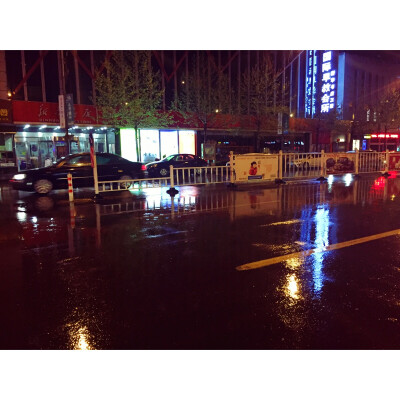 家乡，晚上，大雨。