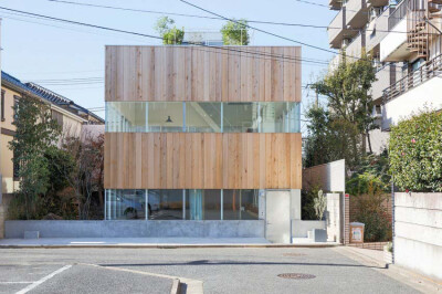 Nerima House 是瑞典公司 Elding Oscarson 在2015年设计的，一栋位于日本东京的私人住宅，占地1065平方。客户想要保留老房子旁边的小花园，并且可以在家中欣赏绿色的美景。