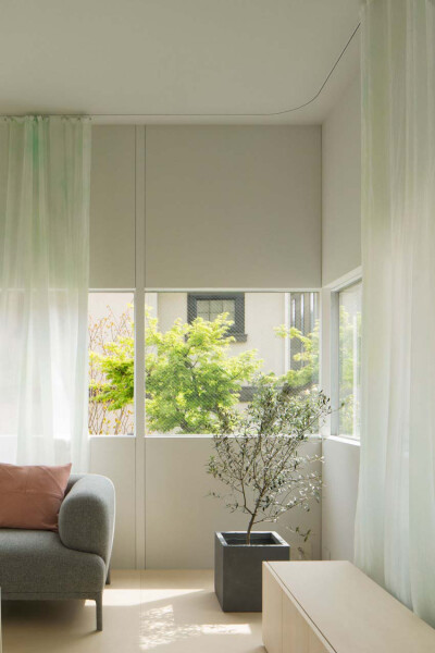 Nerima House 是瑞典公司 Elding Oscarson 在2015年设计的，一栋位于日本东京的私人住宅，占地1065平方。客户想要保留老房子旁边的小花园，并且可以在家中欣赏绿色的美景。
