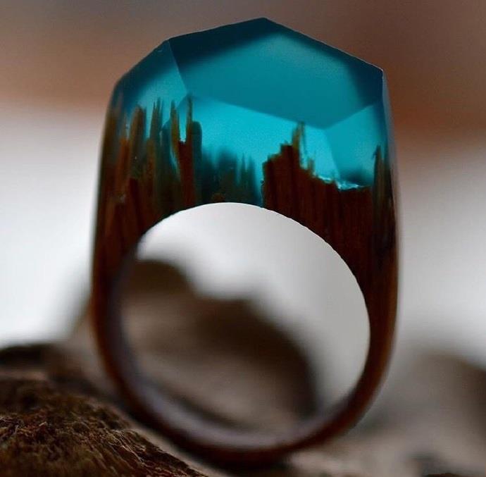 分享来Secret Wood工作室的设计作品，利用木质材料打造出的戒指，每支戒指里都藏着一个小世界。如此精致的木质镶水晶的小戒指，好想买买买~
