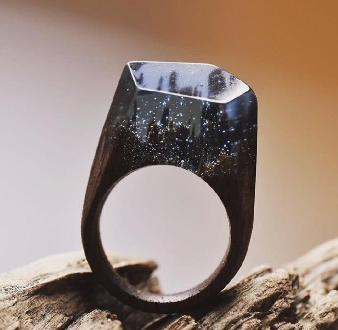 分享来Secret Wood工作室的设计作品，利用木质材料打造出的戒指，每支戒指里都藏着一个小世界。如此精致的木质镶水晶的小戒指，好想买买买~