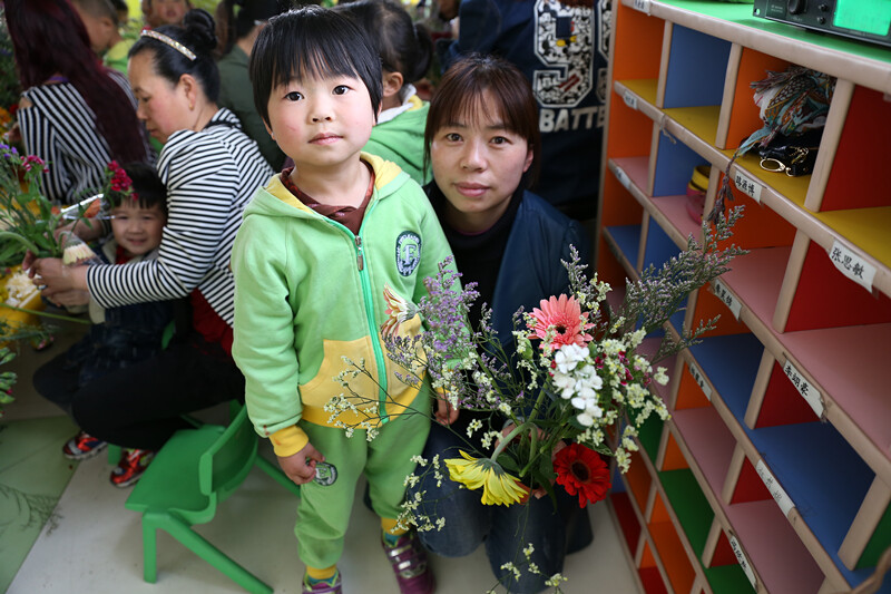 昆明艾乐幼儿园插花活动
