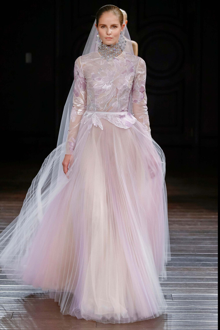 Naeem Khan（纳伊·姆汗）于纽约婚纱周发布2017春夏婚纱系列。