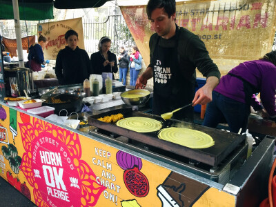 伦敦Borough Market印度风味煎饼摊，然而卖家却是地道的英国人。煎饼里放了咖喱味的土豆泥，配上不知道是什么豆的豆子，以及各种调味品，还是有点好吃的。