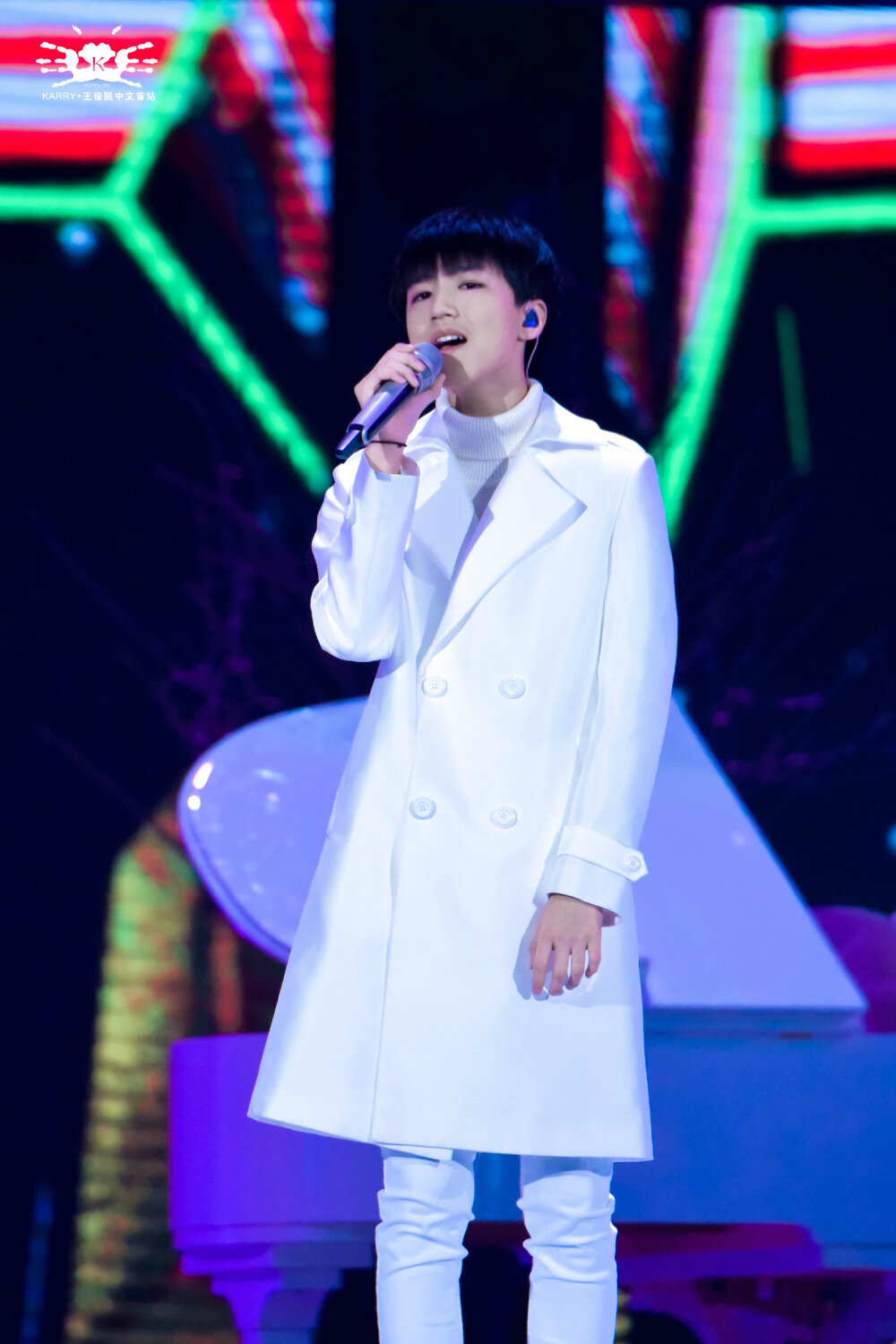 #TFBOYS##TFBOYS王俊凯##王俊凯# 151231 湖南卫视跨年演唱会cr：Karry王俊凯中文首站