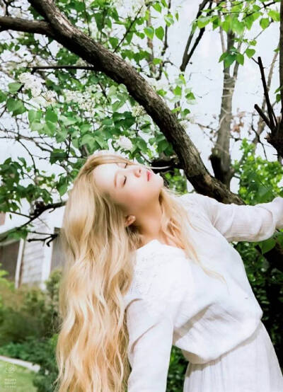 金艺琳（Yeri），1999年3月5日出生于韩国首尔，韩国女歌手，女子演唱组合Red Velvet成员之一。