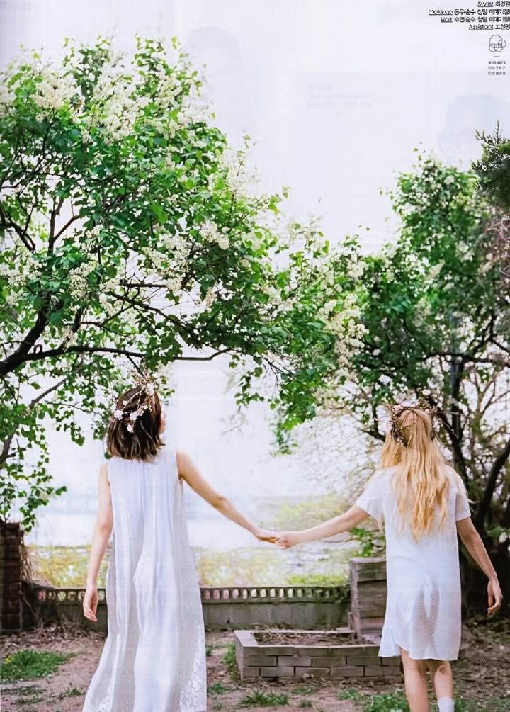 「red velvet」 Red Velvet是韩国SM娱乐有限公司于2014年8月推出的女子演唱组合，起初由裴珠泫（Irene）、姜涩琪（SeulGi）、孙承欢（Wendy）、朴秀荣（Joy）4人组成。 2015年3月11日，Red Velvet的经纪公司宣布增添金艺琳（Yeri）为组合的新成员