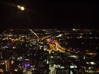 Sky Tower# Victoria St W & Federal St, Auckland 1010# 在天空塔看的夜景 在玻璃上反射的灯像月亮一样