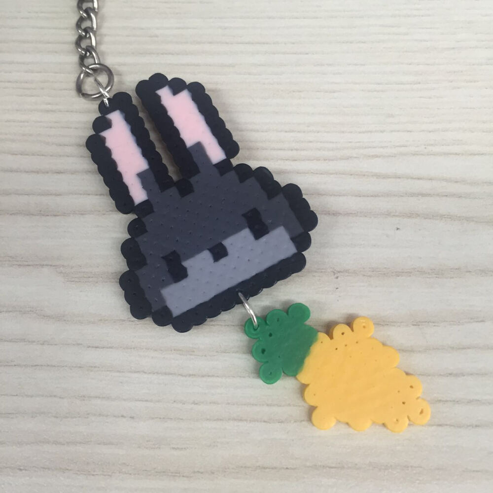 朱迪~我自己的钥匙链，图纸上面的萝卜太大了自己去掉了几行，做成之后发现居然不像萝卜像菠萝也是醉了。
