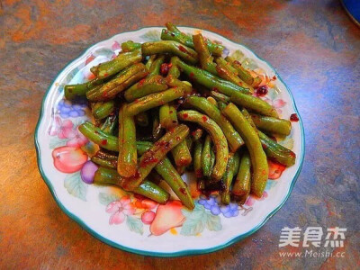 【老干妈豆角】用料
主料:四季豆200克
辅料:老干妈3克;盐1克;味极鲜2克;葱少许
做法
1.豆角摘掉头尾然后切成断2.然后在水里煮五分钟
3.锅里倒入油倒入葱炒香4.然后加入过完水的豆角炒一会5.加入老干妈炒匀。炒匀炒几…