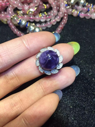 引至百度----紫龙晶（charoite beads），也译作“查罗石”，由于其高贵的气质和稀有度，被广大藏友昵称为紫色王子石，优质的紫龙晶只含有紫色和白色两种颜色，白色丝光分布在紫色之间其，不含绿色及黑色等杂色。纹路…