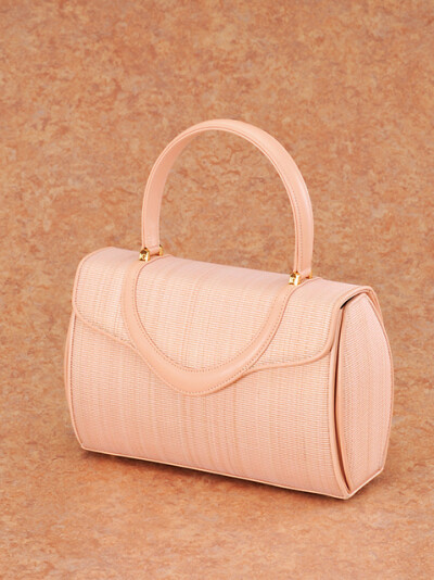 Horse hair bag 商品编号：8456842
JPY200,000不含税
(约CNY11872.48)
颜色：粉/黑银线/金/银
外形尺寸：宽23.5×高16×深11㎝
重量：444克
材料：“所有的颜色”经Hosuhea 100％ “金银粉”纬100％棉 “黑银线…