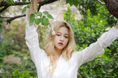 金艺琳（Yeri），1999年3月5日出生于韩国首尔，韩国女歌手，女子演唱组合Red Velvet成员之一。