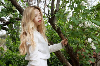 金艺琳（Yeri），1999年3月5日出生于韩国首尔，韩国女歌手，女子演唱组合Red Velvet成员之一。