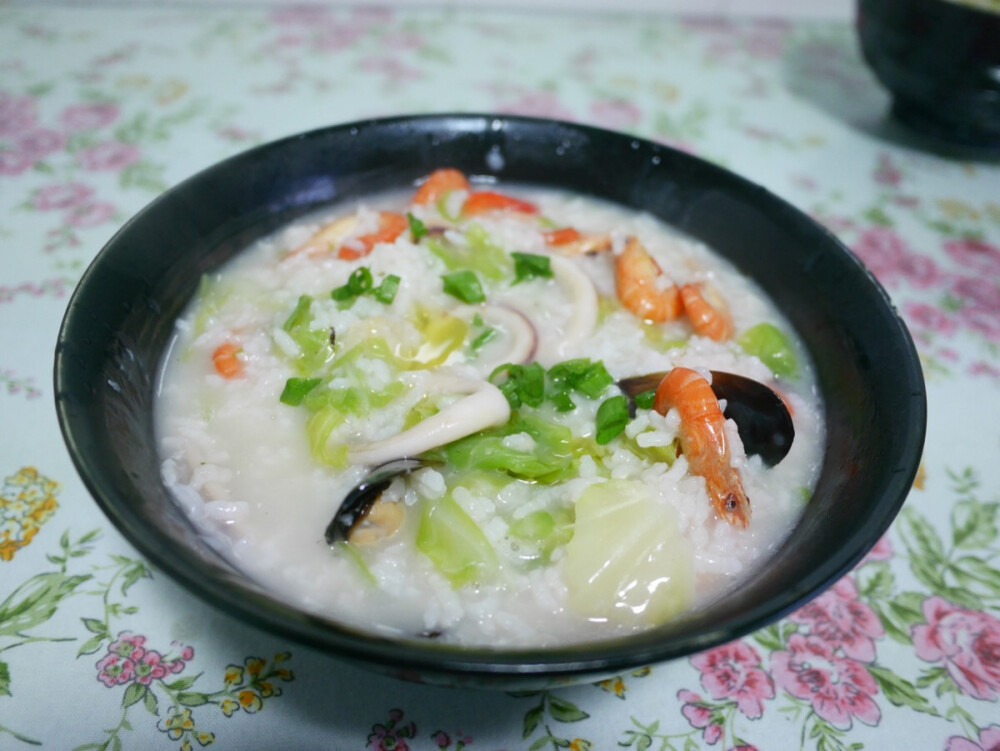 海鲜粥：鱿鱼、八爪鱼、贻贝、鲜虾、牛心菜熬煮出健康美味的粥。