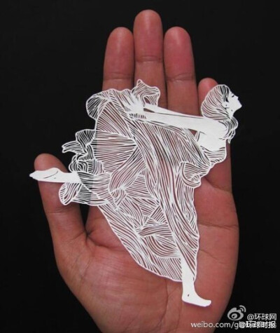 你能想象到的由一张普通白纸做成的最精致、最美轮美奂的艺术品是什么样子？来看看印度艺术家Parth
Kothekar的剪纸吧！每一幅作品都这样的令人惊叹...世界上总有那么一些人、一些作品带给世界无限的惊喜 @环球网