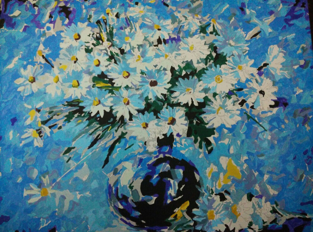 #蓝调雏菊# 觉得已经涂得差不多了，觉得进去了收尾阶段，可是剩下的都是一些很小很小的点点点点点，还要对着原模板看到底是涂什么颜色 （Ps:之前画的好时候经常去蘸完颜色就忘了刚刚画的的是哪里T_T所以有好多涂剩一半的又看不到数字的） ，还有一些是数字太小太小看得不太清楚的。于是我以为的收尾阶段进行了好几个好几个星期……涂了几个小时也没有多大的效果……可是也好吧，完成了之后在不想干正事的时候就好像没了寄托（｡ò ∀ ó｡）