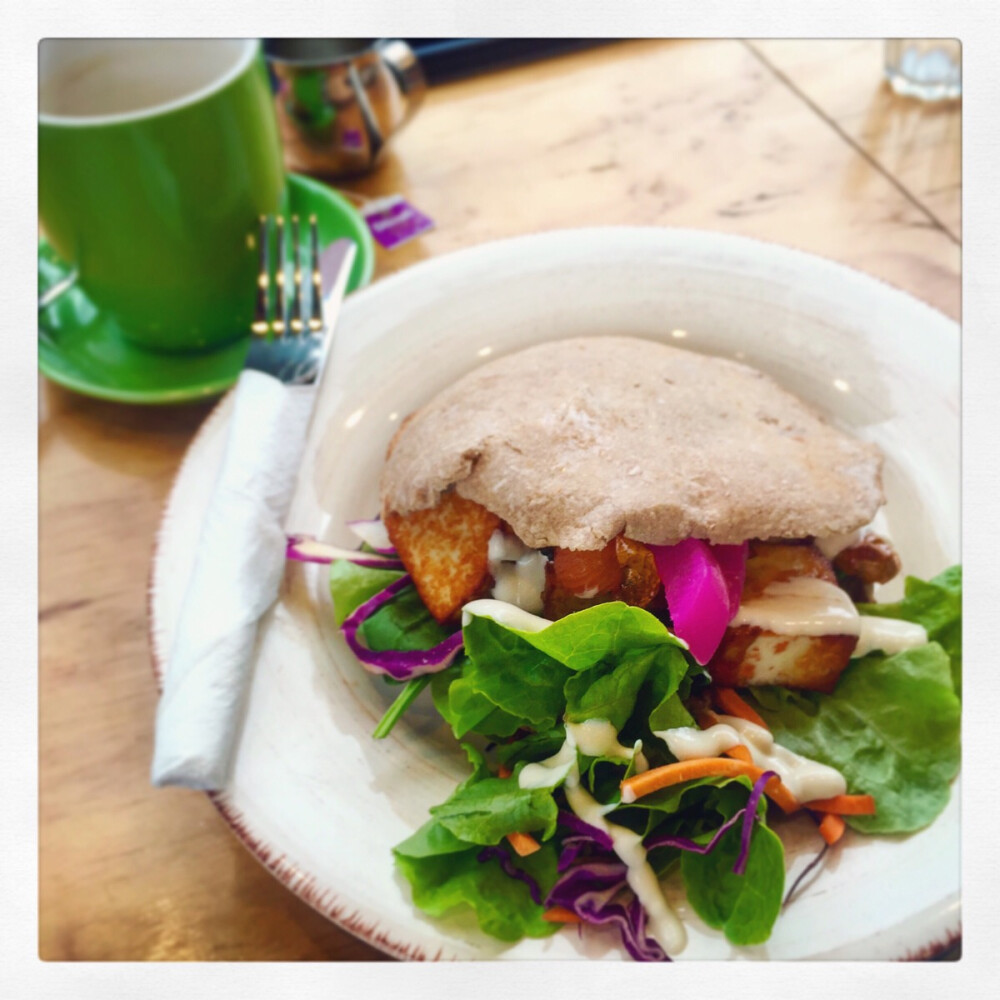 中东pocket bread with haloumi。Haloumi是一种中东的白芝士，一般是羊奶做成的，含丰富的维生素蛋白质～口感也是温和哒，搭配全麦口袋面包和最爱的沙拉～还有中东最著名的 鹰嘴豆酱（hummus），高蛋白低脂肪的好早餐。和朋友来一个早餐约吧