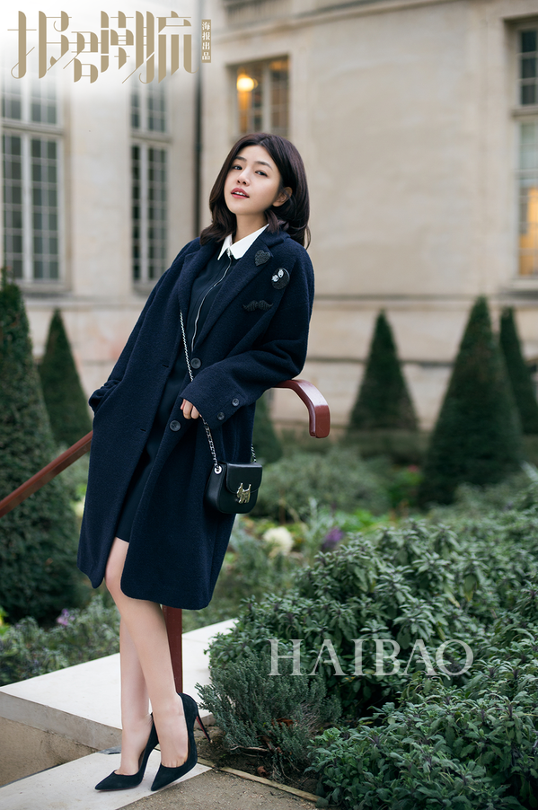 陈妍希——白色娃娃领装饰的小黑裙优雅文艺,黑色外套的加入让整身