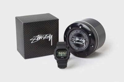 潮流服饰品牌 Stussy 与卡西欧再次推出合作款 G-SHOCK，黑白两色的 DW-5600 